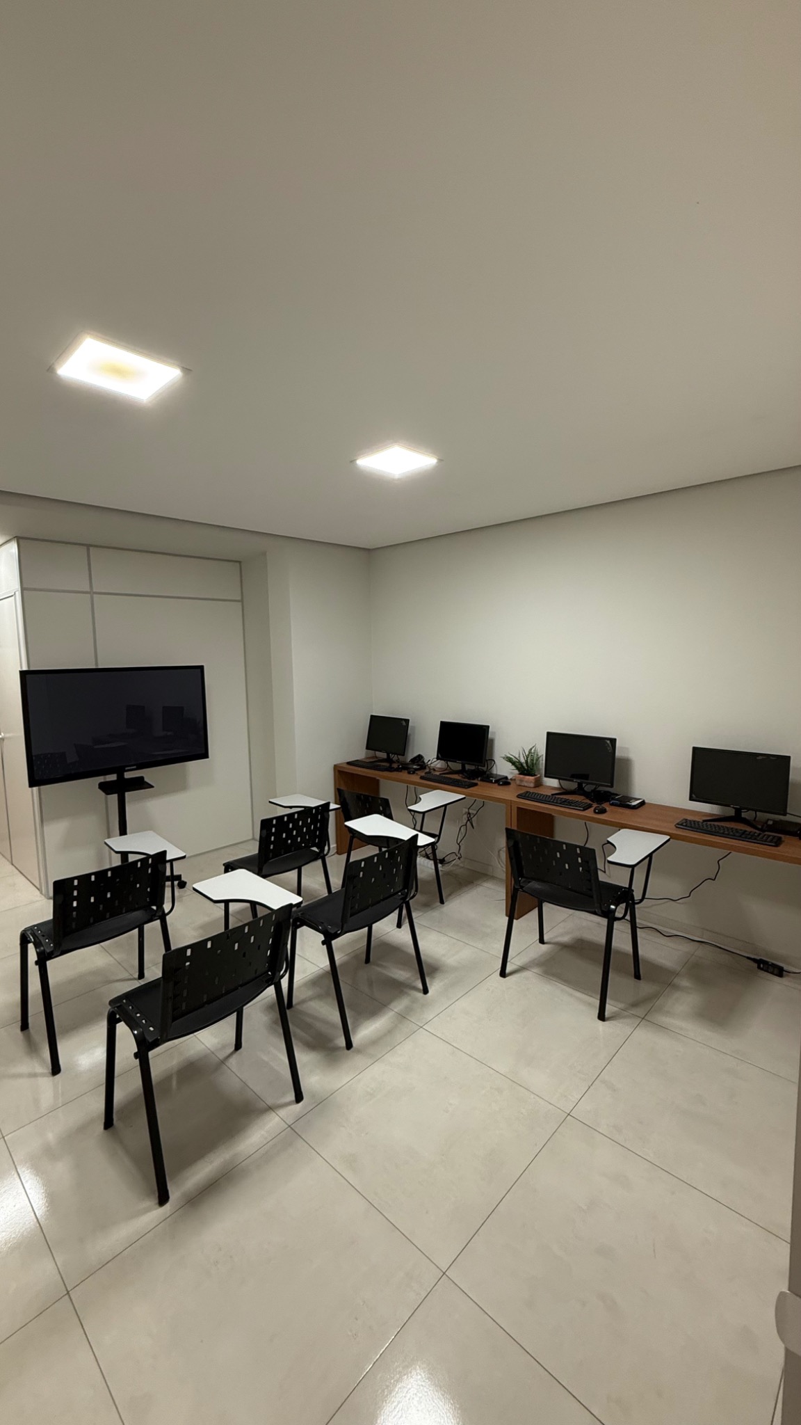 Sala de estudos e computadores do Polo UniBF Indaial